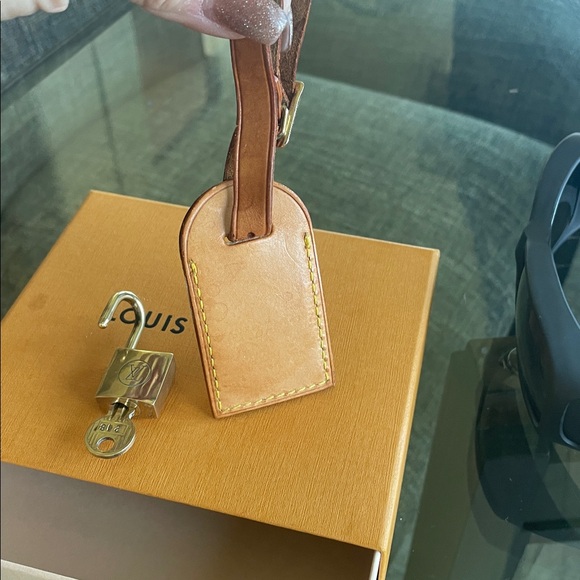 LV #218 key with LV box and luggage tag bundle - Picture 4 of 4